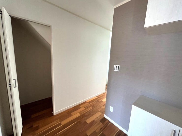 玄関正面には階段下収納付きです!