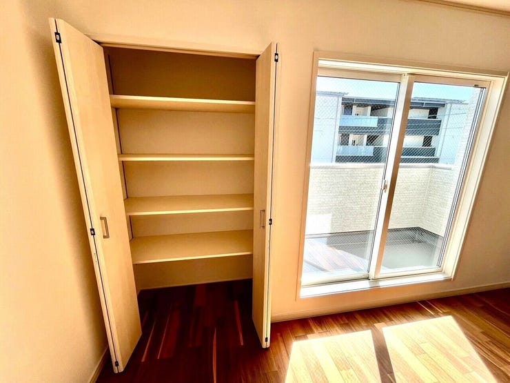 リビングには収納付きでスッキリ片付きますね。