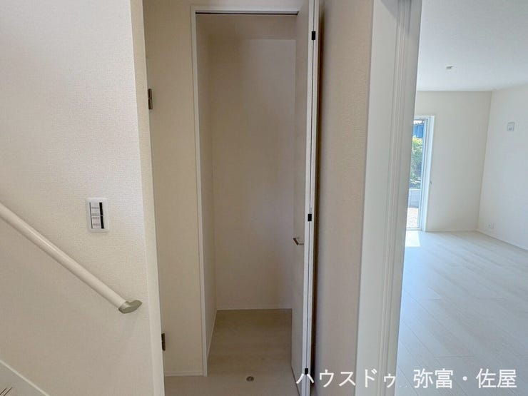 あると便利な廊下収納☆非常用品や掃除道具など収納できます(^^)