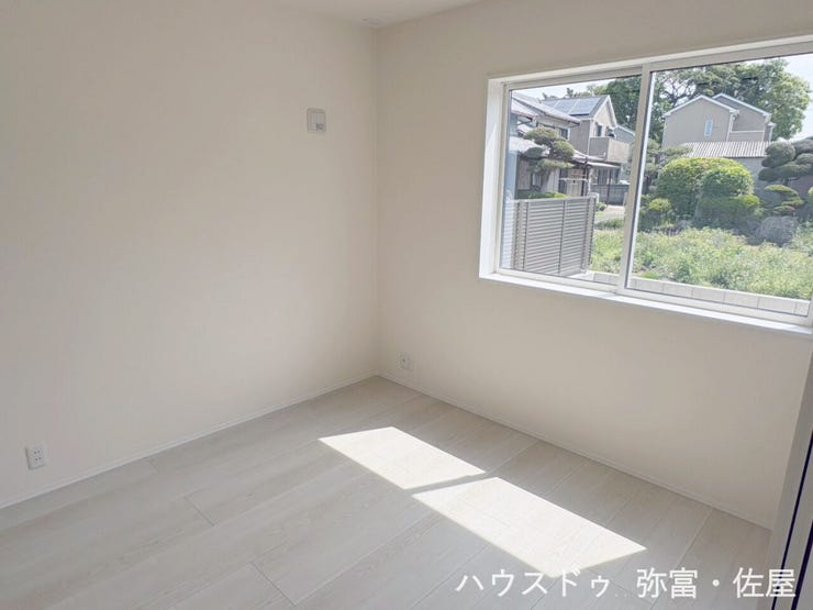 お子様の遊び場から来客用の寝室など使い勝手の良いリビング横の洋室♪