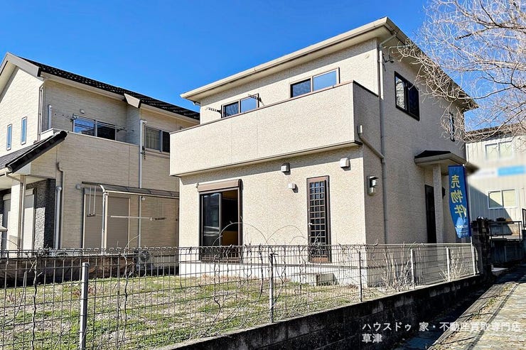 【外観】
■柔らかな光が降りそそぐ南東角地■2026年3月外構工事完成予定■並列駐車2台可■長期優良住宅認定