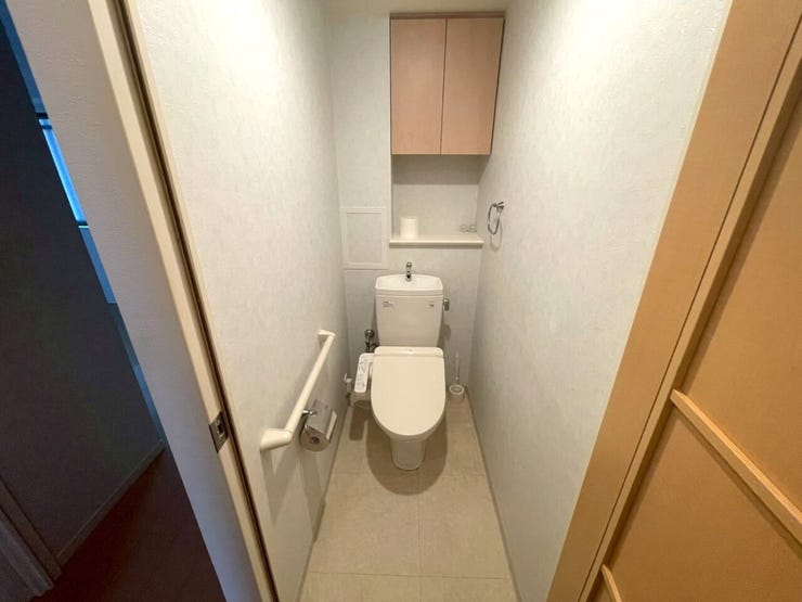 ウォシュレット付トイレ♪上部棚があるのでストックのトイレットペーパーなど置けて便利☆カウンターには、ストックのトイレットペーパーや消臭剤・芳香剤・小さなインテリアを置くなど様々な活用方法があります☆