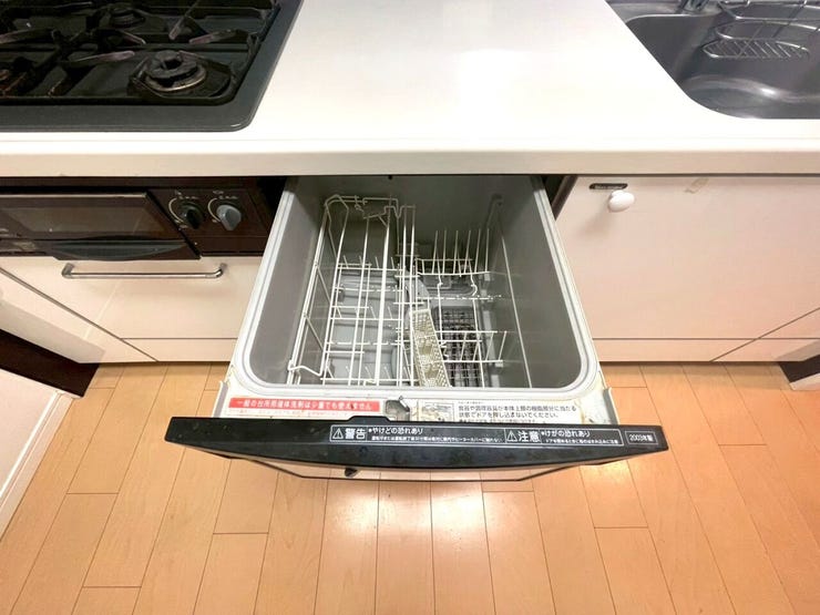 洗い物に時間を拘束されない食洗機♪高温で洗う為すっきりするので肉などの油汚れやバターなどさっぱりと洗いあがり、片づけが苦になりません☆上から楽な姿勢で食器を出し入れできるスライドオープンタイプ☆