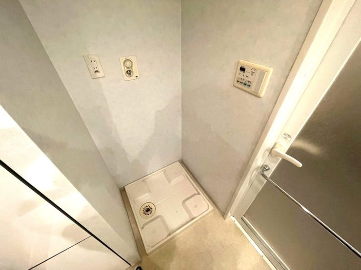 室内洗濯機置き場♪バスタオルやサニタリー用品をすっきりと収納できるリネン庫は、自由にレイアウトを変えられて便利な可動棚☆