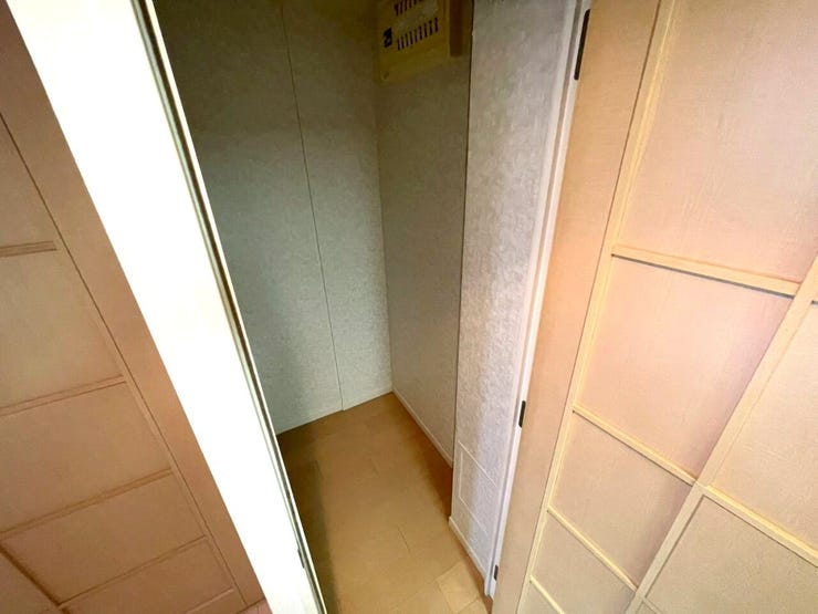 LDKにある収納♪キッチンの近くにあるので、収納ラックを置いてパントリーとして使ったり、趣味の道具や掃除機など高さのあるものを収納したり、様々な活用方法があります☆