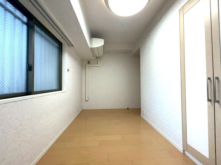 約6.1帖洋室はリビングを通らずに個室へ行けるためプライバシーが保たれやすい♪クローゼット付き☆シングルベッドや学習机、収納など必要な家具を入れてもある程度のスペースが確保できます(設置の仕方による)
