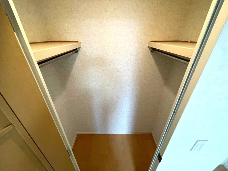 約7帖洋室にあるウォークインクローゼット♪上部棚は頻繁に使わないものを収納しておくと便利☆取っ手付のボックスを置くと取り出しやすい☆足元には引き出しや衣装箱なども収納することができます☆