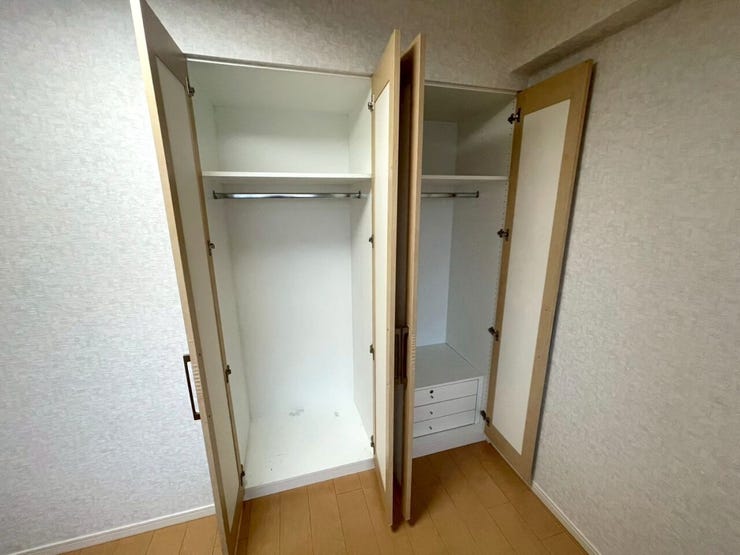 約6.1帖洋室にあるクローゼット♪上部棚は頻繁に使わないものを収納しておくと便利☆取っ手付のボックスを置くと取り出しやすい☆