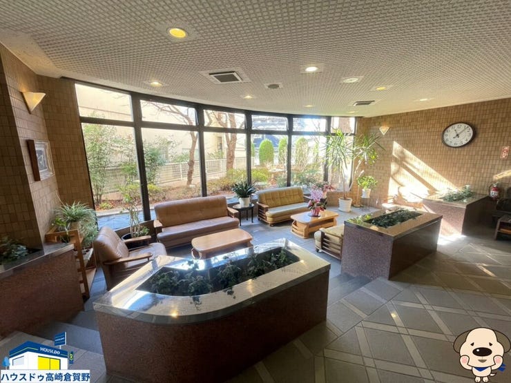 待ち合わせや来客対応に便利なソファー、テーブル付。