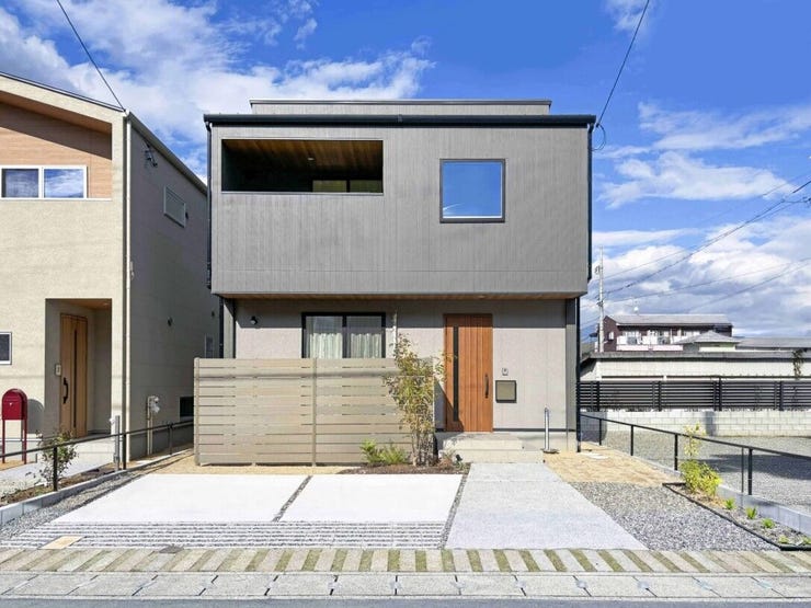 【外観】
◆南道路&3台駐車可!
◆2WICやシューズクローゼット等豊富な収納♪
◆多目的に利用できる小屋裏☆