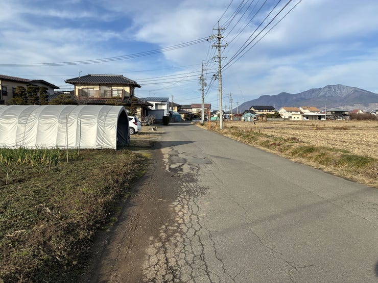 東側前面道路(南から北)