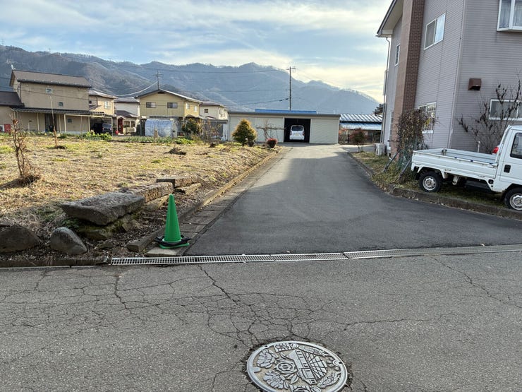 西側前面道路(北から南)