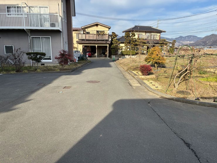 西側前面道路(南から北)