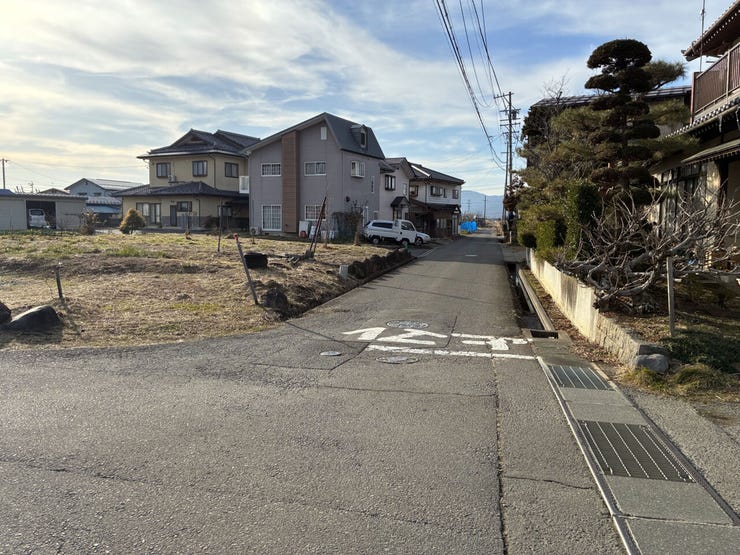 北側前面道路(東から西)