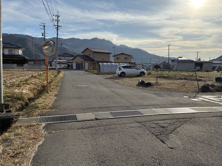 東側前面道路(北から南)