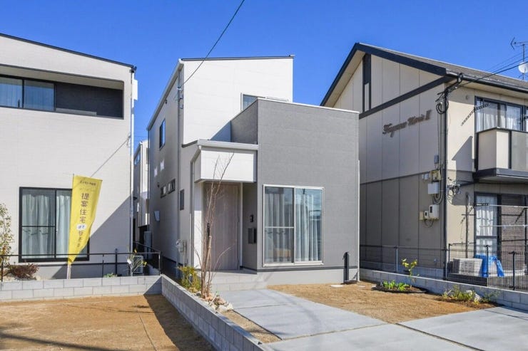 【外観】
◆広々バルコニーやウッドデッキのあるお家♪
◆キッチンを中心に回遊できる家事らく動線!
◆洋室はどちらもオープンクローゼットを採用☆