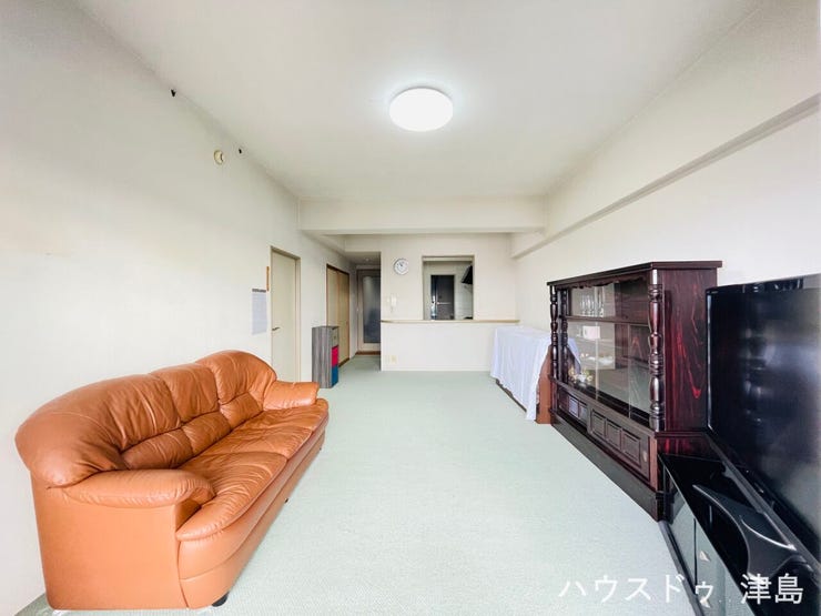 キッチンカウンターの向かいにダイニングテーブルを置けるので配膳や片付けがスムーズ。ご家族のお手伝いも得られやすいですね。