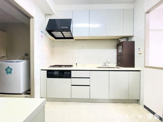 キッチン北側は洗面室へと移動でき回遊動線は家事の負担を軽減できます。頭上収納には食料品ストックも収納できそうです。