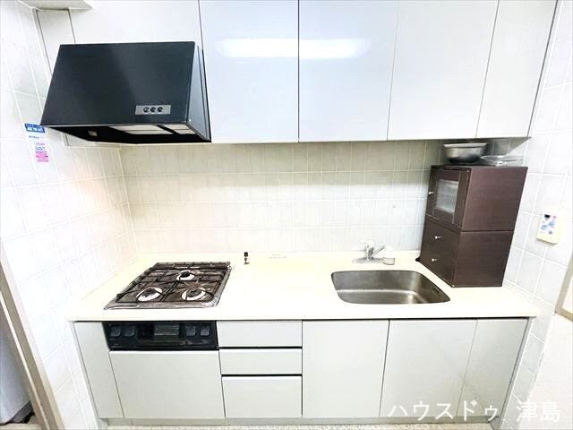 使い勝手が良いガスの3つ口コンロを採用。三口コンロは一度に多種類のお料理を作ることができ、時短家事も可能ですね。