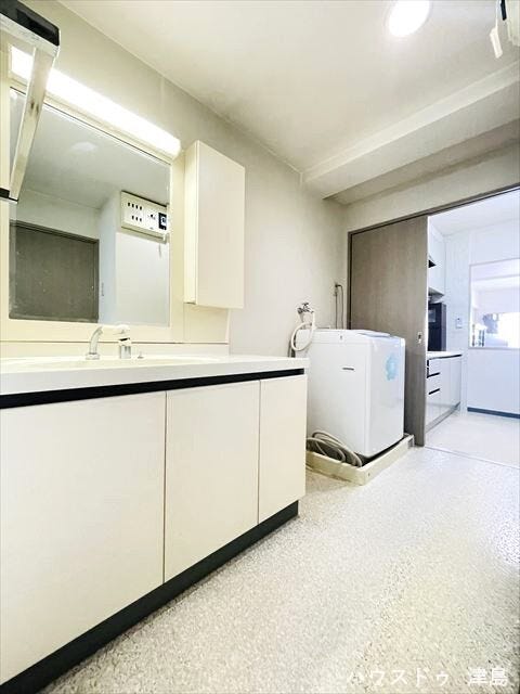 キッチンすぐの洗面室は廊下側からも出入り可能です。また、朝ご飯の支度をしながらの洗濯作業もスムーズにできる動線になっているため、慌ただしくなる時間に助かる配置ですね。