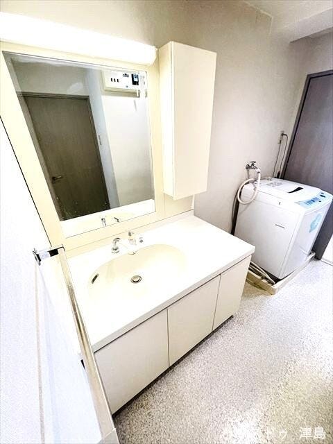 シャワー付洗面化粧台は洗髪や手洗い洗濯に加え、洗面台のお掃除もしやすくとても便利です。洗濯置き場には防水パンが設置され、水漏れの際、床が浸水するリスクを軽減。