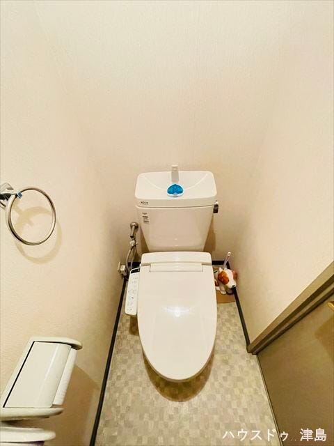 温水洗浄付トイレは冬場の冷たい便座を暖めてくれます。上部に収納棚が設置され、トイレットペーパーなど衛生用品を収納できます。