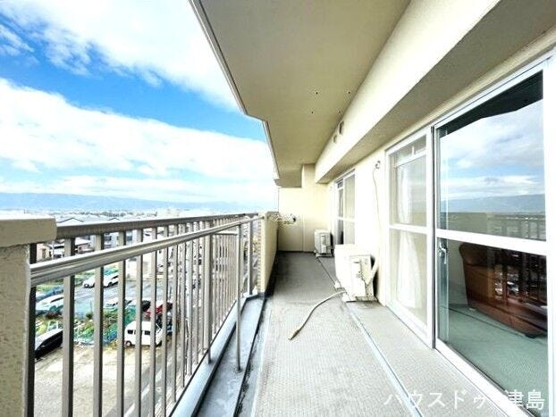 南バルコニーのため陽当たり良好で洗濯物はバッチリ乾きます。お布団を干せば、太陽のいい匂いがし、安眠できそうですね。