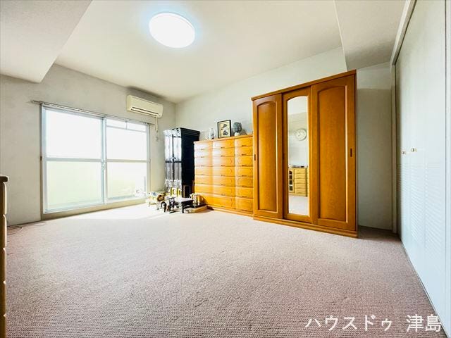 6帖洋室。バルコニーに面しているため、たっぷりの陽光を享受できる明るい室内が魅力的です。