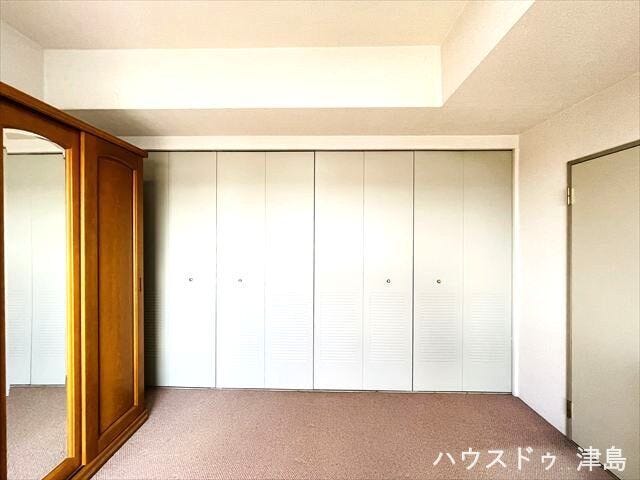 6帖洋室収納。北側壁一面が収納となっています。両開き扉で、どこに何が収納してあるのかチェックがしやすいです。