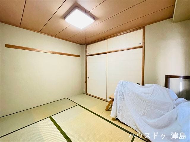 6帖和室。奥行きのある押し入れタイプの収納は大きな布団や季節物の家電製品などもスッポリと片付けていただけます。