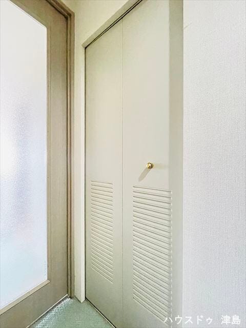 廊下収納。日用品を始め、お子様の通学用品や習い事道具などを置くのに便利です。