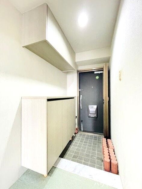 シューズボックスには写真たてや小物を置いてお客様やご家族をお出迎えできます。足元に空間のあるタイプの収納なので、湿気が上がりにくく、雨に濡れた靴などを置くのもいいですね。