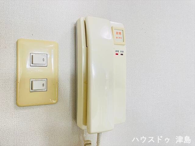 インターホン。来訪者を事前に確認してから会話ができ安心です。また、訪問者と直接会わずに会話ができてトラブルの回避にもなります。