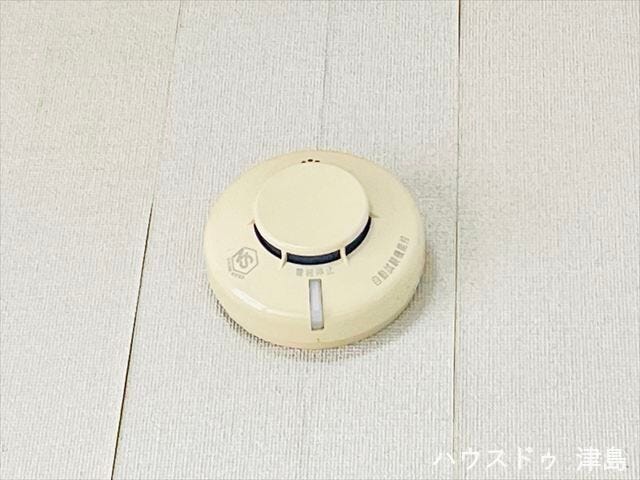 火災報知器。火災による煙や熱を感知して、警報音やブザー等で火災の発生を知らせてくれる頼もしい味方です。