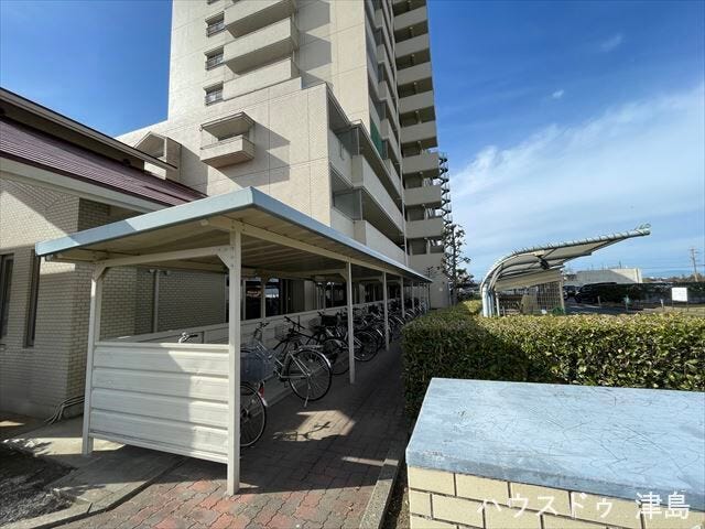 駐輪場は2ヶ所、屋根付きになっています。保管時の雨除けになりますね。これだけ駐輪できると安心ですね。