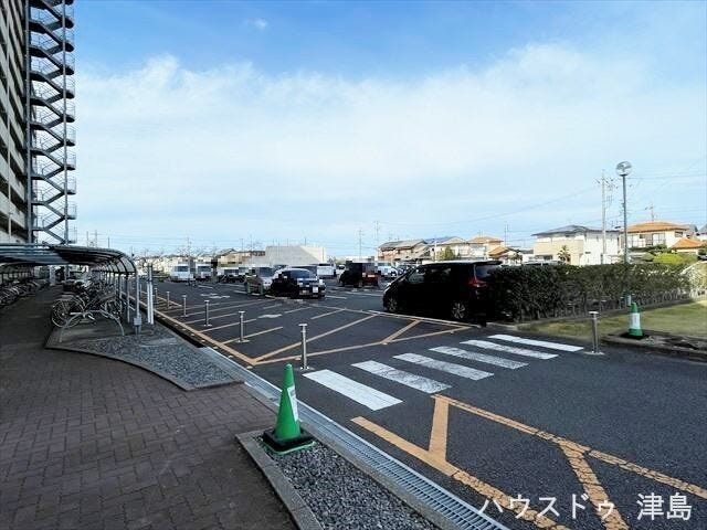 マンション北側に平面タイプの駐車場を完備。他の方の車を気にすることなく、車の出し入れができますね。