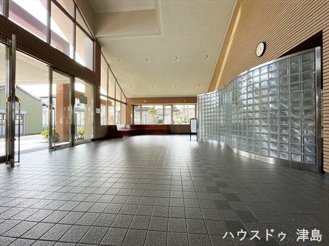 外の明るさや天気を中にいながらチェックすることのできるガラス窓のロビーです。広々とした常に手入れが行き届いていて清潔感がある自慢のロビーです。