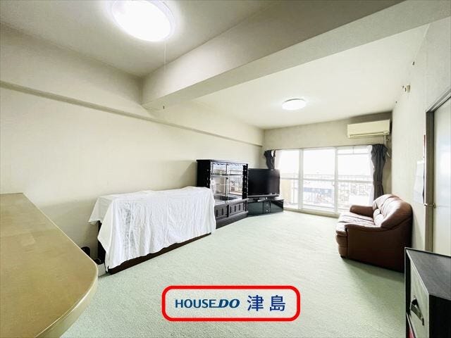 バルコニーに面した13.1帖LDKは明るく心地よい空間です。テーブルにソファにとお気に入りの家具を置けます。