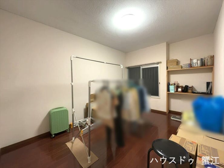 北東側:室内は木目の落ち着きの感じられる雰囲気になっています。