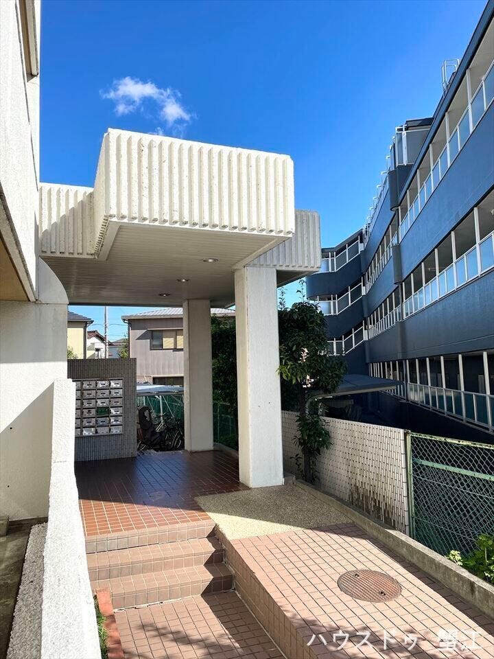 スローブの付いた陽当たりの良いエントランス