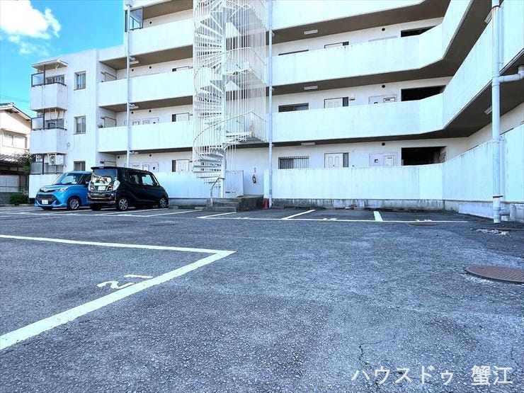 広い平面駐車場