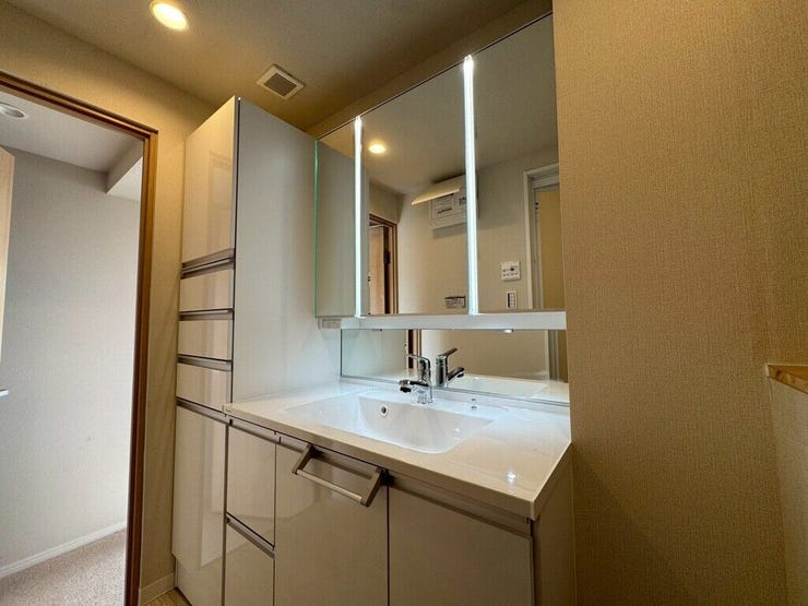 【Washroom】毎朝の準備がスムーズに。広めの洗面台と収納が使いやすい洗面所です。