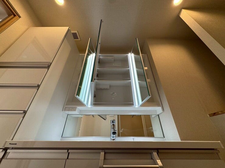 【Washroom】すっきりとしたデザインで、毎日の生活が快適に。収納も豊富な洗面所です。