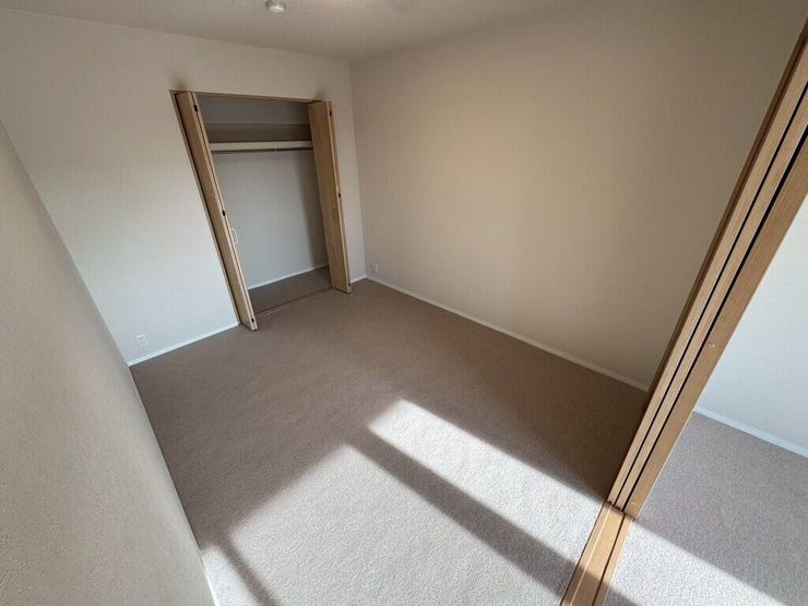 【Bedroom】明るく風通しの良い洋室。清潔感も魅力です。