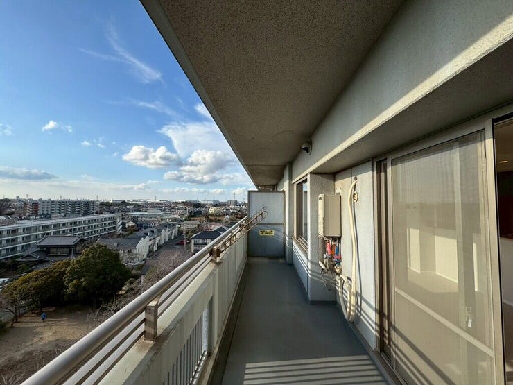 【Balcony】日当たりの良いバルコニーはお洗濯物がしっかり乾きやすく、毎日の家事にも重宝します。