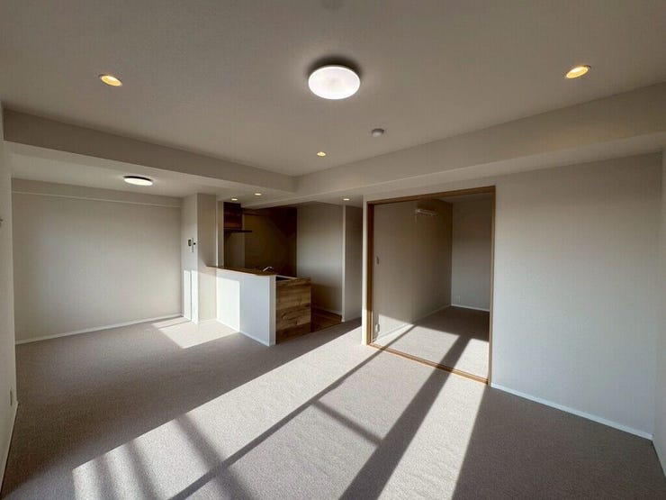 【Living】プライバシーを守りつつ光と風を入るリビング。心地よい暮らしを叶える住まいです。