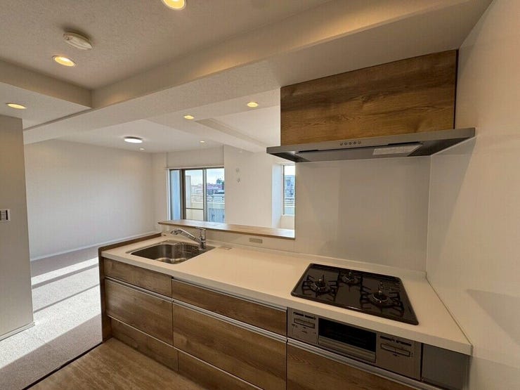 【kitchen】広めのキッチンは料理のしやすさを追求した設計。収納も豊富で作業がしやすい空間です。