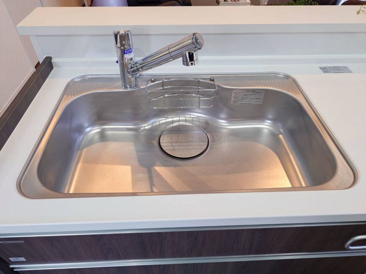 広いシンクなので大きい鍋やお皿も置けて使い勝手が良さそうです。