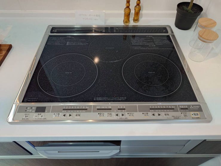 炎がないので安全性が高く、室内の空気も汚しません。熱効率に優れ、微妙な火加減コントロールも可能で、難しい揚げ物料理も上手に調理。フラットなトッププレートはお掃除も簡単です。