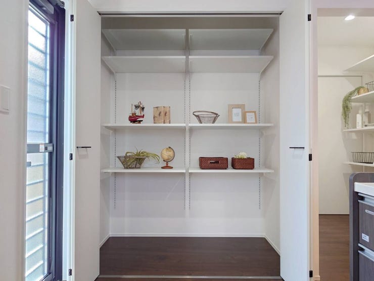 広々としたパントリーです。レシピ本やお菓子、非常食も収まります。